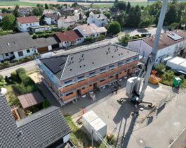 Bauphase: Dacheindeckung und PV-Montage